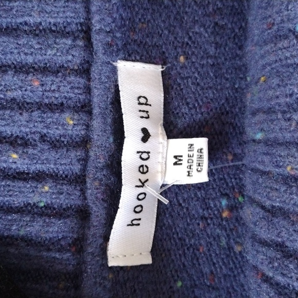 Hooked Up by IOT. Juniors' Etoile Eyelash Crewneck Sweater. Size M - Picture 6 of 11